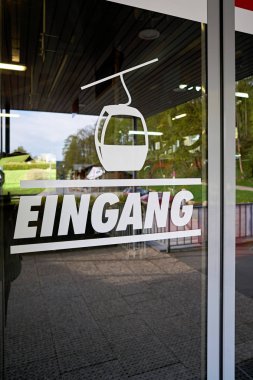 Braunlage, Almanya 28 Nisan 2018: Teleferik Braunlage Harz Ulusal Parkı, girişi. Teleferik Braunlage Wurmberg kadar gider.                                