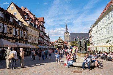 Quedlinburg, Almanya 08 Eylül 2018: Ortaçağ eski şehir Quedlinburg Almanya'da pazar meydanında turist                               