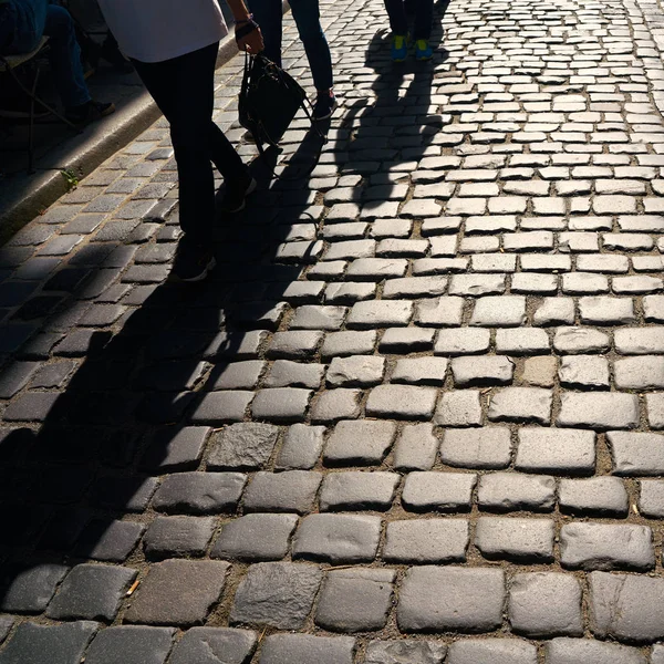 Sombra Dos Pedestres Que Aproximam Pedra Paralelepípedo Cidade Velha Quedlinburg — Fotografia de Stock