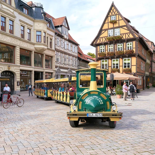 2018 日のクヴェトリンブルク ドイツ 都市の中に観光客を介して電気機関車とクヴェトリンブルク旧市街ツアーします — ストック写真