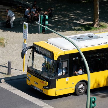 Berlin, Almanya - 07 Haziran 2018: sarı otobüs şehir merkezi Berlin'in Charlottenburg bölgesinde bir otobüs durağında                                