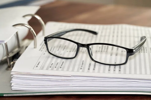 Lunettes Sur Dossier Fichier Dans Bureau — Photo