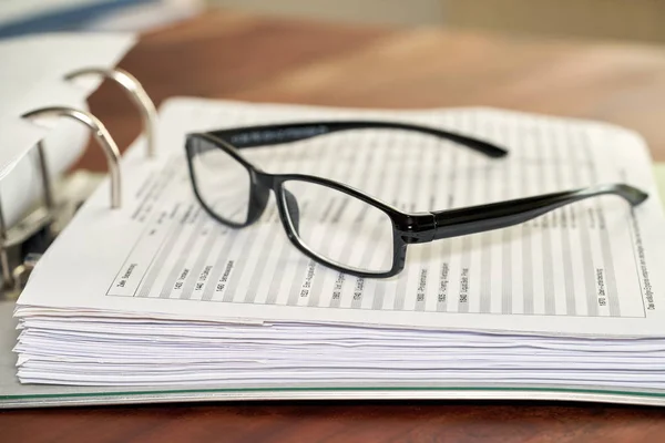 Gafas Una Carpeta Archivos Una Oficina —  Fotos de Stock