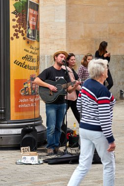  Leipzig, Almanya 06 Ekim 2018: şarkı Sokak müzisyeni Almanya'da Leipzig şehir merkezi                               