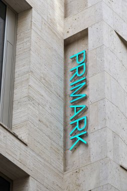 Leipzig, Almanya 06 Ekim 2018: PRIMARK deposunda popüler bir alışveriş caddesi Almanya'da Leipzig şehir merkezi                               