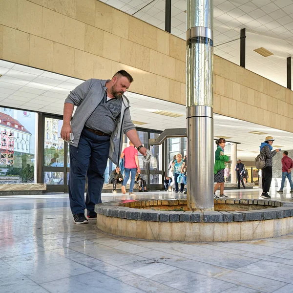 卡罗维发利 捷克共和国 2018年9月30日 在卡罗维发利市中心的温泉柱廊的喷泉上的游客在捷克不同 — 图库照片