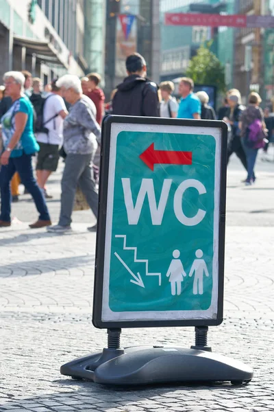 Leipzig 2018 Hinweisschild Für Eine Öffentliche Toilette Einer Beliebten Einkaufsstraße — Stockfoto