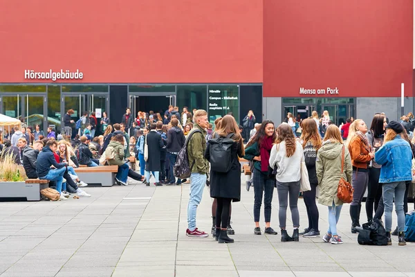 Leipzig Germany October 2018 Young Students University Campus Leipzig Break — Stock Photo, Image