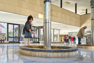 Karlovy Vary, Çek Cumhuriyeti 30 Eylül 2018: turist bir çeşme termal bahar Colonnade içinde şehir merkezi Karlovy Vary, Çek Cumhuriyeti                               