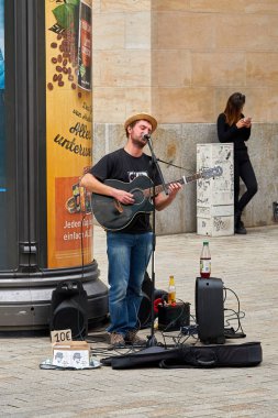 Leipzig, Almanya 06 Ekim 2018: şarkı Sokak müzisyeni Almanya'da Leipzig şehir merkezi                                