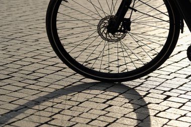  Arka ışık Leipzig şehir merkezi bir bisiklet silüeti                                