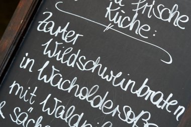 Kara tahta bir restoran Leipzig önünde günlük teklif ile                               