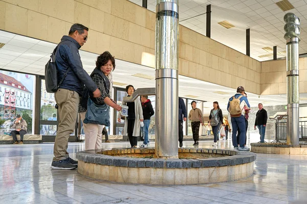 Karlovy Vary República Checa Setembro 2018 Turistas Uma Fonte Colonata — Fotografia de Stock