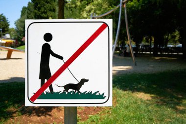 Hırvatistan 'ın Porec kentindeki bir halk parkında köpek yasağı işareti
