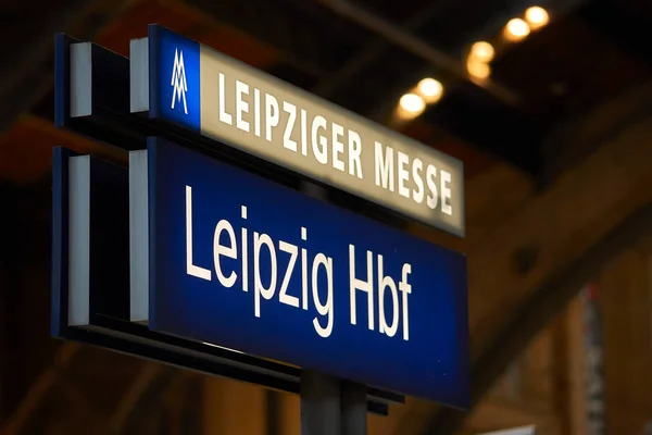 德国莱比锡 2018年10月6日 在莱比锡中央车站的一个平台上签名 上面刻有莱比锡贸易博览会和莱比锡中央车站 — 图库照片