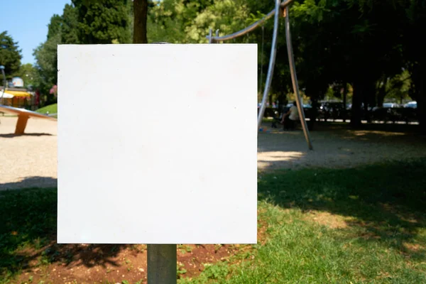 Prázdná Bílá Vývěsní Štít Veřejném Parku — Stock fotografie