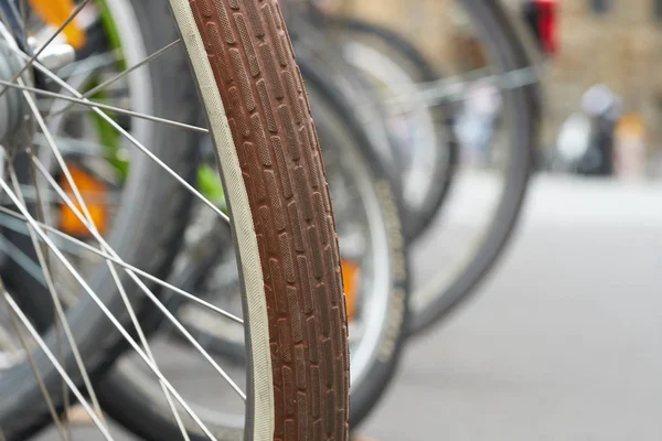 在莱比齐市中心的自行车架上骑自行车 — 图库照片