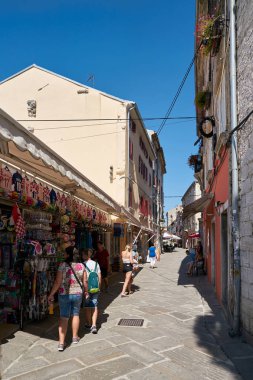 Pula, Hırvatistan 20 Temmuz 2018: Eski kasaba Pula Hırvatistan bir Hediyelik eşya dükkanında turist                               
