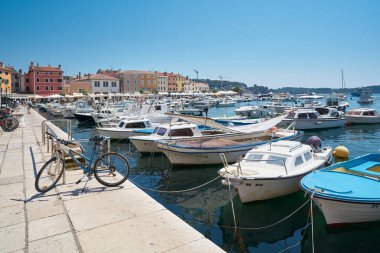   Rovinj, Hırvatistan 18 Temmuz 2018: Tekneler Hırvat Adriatic Coast Rovinj bağlantı noktası. Rovinj en popüler liman kentleri Istria, Hırvatistan bir parçası biridir.                             
