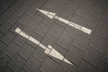 Bir döşeli sokakta yön okları