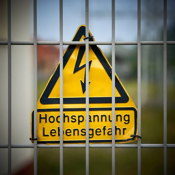 Schild Mit Der Aufschrift Hochspannungsgefahr Für Leben Einem Zaun — Stockfoto