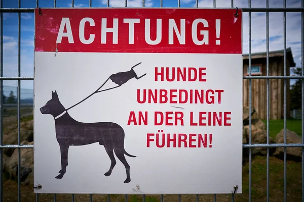 Schild Mit Der Aufschrift Achtung Hunde Der Leine Halten — Stockfoto