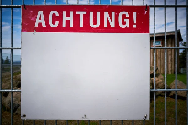 Schild Mit Der Aufschrift Achtung Zaun — Stockfoto