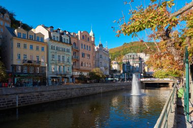    Karlovy Vary, Çek Cumhuriyeti 30 Eylül 2018: tarihi eski şehir, Karlovy Vary, Çek Cumhuriyeti Tepla Nehri ile. Eski kasaba Karlovy Vary dünyanın dört bir yanından gelen turistler arasında popüler.                            