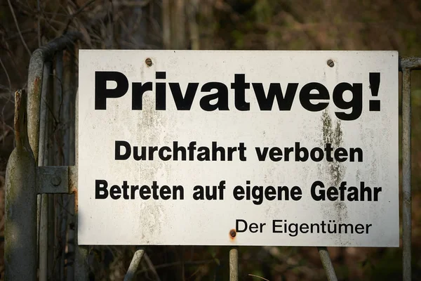 Schild Einem Zaun Mit Der Aufschrift Privatstraße Durchfahrt Verboten Betreten — Stockfoto