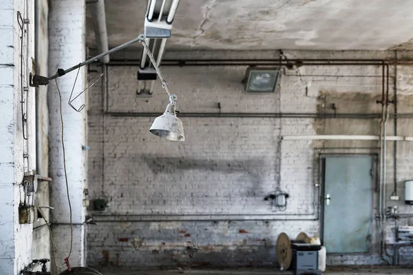 Lámpara Lugar Trabajo Taller Abandonado Desuso —  Fotos de Stock