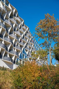 Almanya'da Magdeburg şehir merkezinde yenilenmiş prefabrik bina