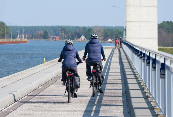 Två Cyklister Korsar Dal Bron Över Floden Elbe Vid Hohenwarthe — Stockfoto