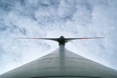  Bir rüzgar türbini rotor bıçakları aşağıdan görünüm                              