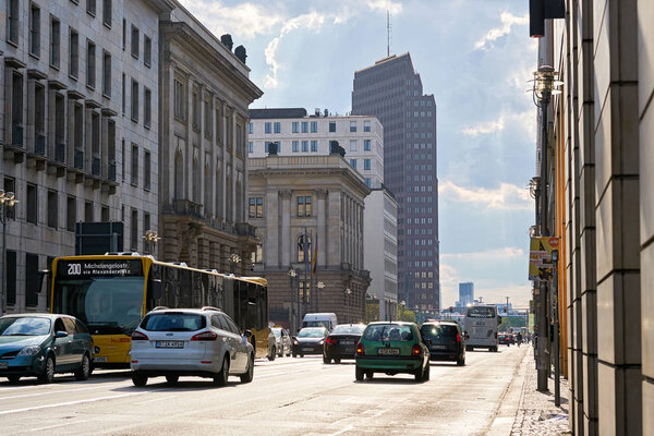BERLIN, GERMANY APRIL 27, 2019: Дорожное движение на Лейпцигер Штрае в Берлине в час пик в летний день
                               