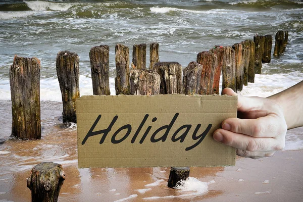 Een Hand Met Een Bordje Dat Zegt Vakantie Het Strand — Stockfoto