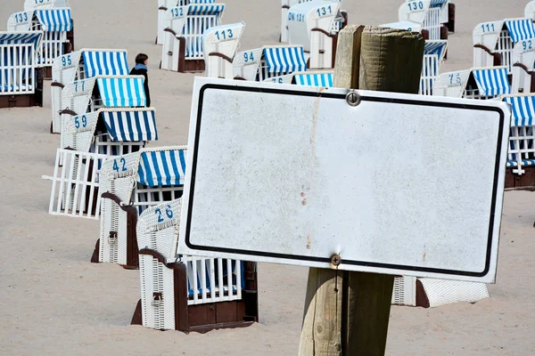 Tomma Skyltar Med Kopieringsutrymme Framför Strandstolar Stranden Östersjön Tyskland — Stockfoto