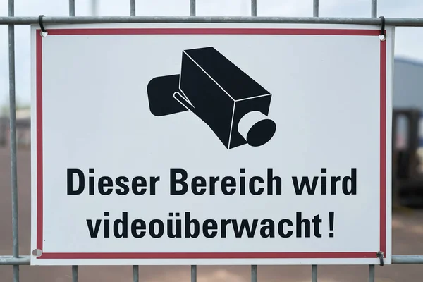 在德国的围栏上 这个地区是视频监控 的牌子 — 图库照片