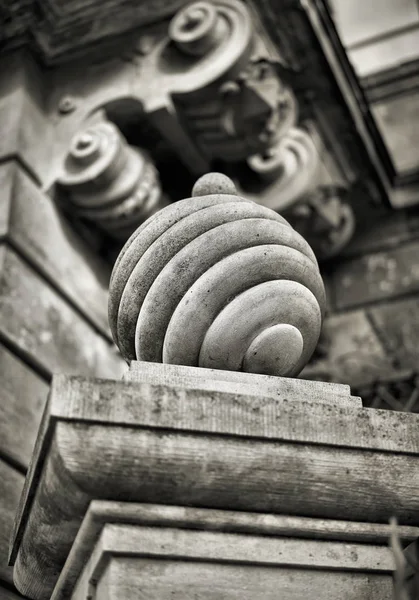 德累斯顿老城区围栏上的砂岩柱子 — 图库照片