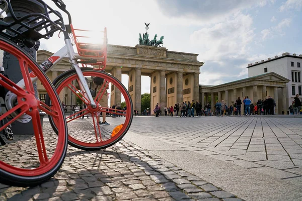 Berlín Alemania Abril 2019 Bicicletas Empresa China Mobike Frente Puerta —  Fotos de Stock