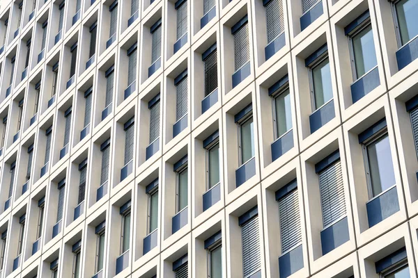   Berlin şehir merkezinde bir ofis binasının cephesi                             