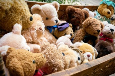 Berlin'de bir hediyelik eşya dükkanı önünde bir bebek arabası bir hatıra olarak Ayılar                               