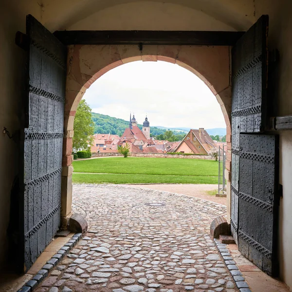Blick Durch Einen Torbogen Der Burg Wilhelmsburg Auf Die Altstadt — Stockfoto