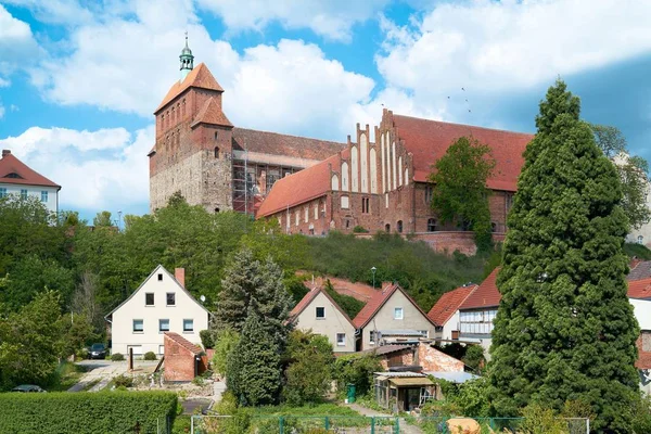 德国易北人自行车道上拥有Havelberg大教堂的景观 — 图库照片