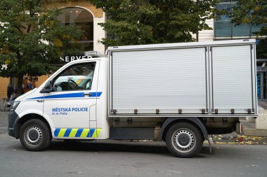 Prag, Çek Cumhuriyeti 02 Ekim 2019: Çek Cumhuriyeti 'nin Prag şehir merkezinde düzenlenen bir polis operasyonu sırasında polis arabası