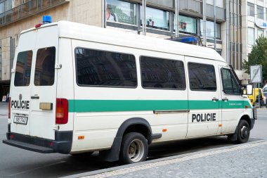   Prag, Çek Cumhuriyeti 02 Ekim 2019: Çek Cumhuriyeti 'nin Prag şehir merkezinde düzenlenen bir polis operasyonu sırasında polis arabası                             