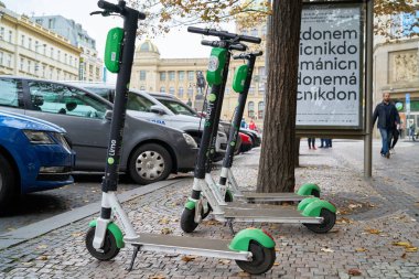 Prag, Çek Cumhuriyeti 02 Ekim 2019: Prag şehir merkezindeki Lime şirketinden elektrikli scooterlar