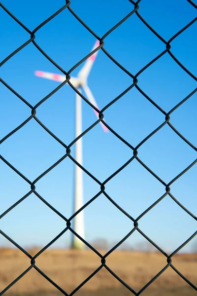 Windturbine Achter Een Hek Een Industriegebied Magdeburg — Stockfoto