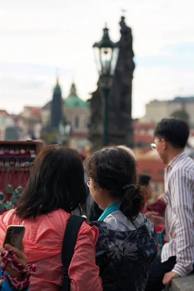 Prague República Checa Outubro 2019 Turistas Ásia Ponte Charles Praga — Fotografia de Stock