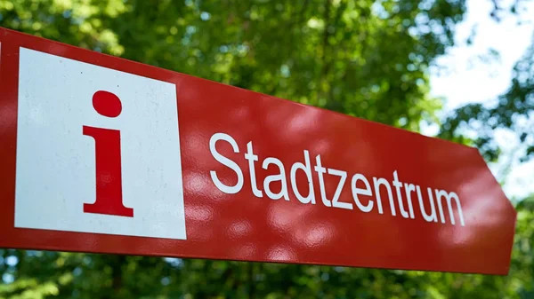 Signpost Pro Turistické Informace Centru Města Turistické Stezce Eisenachu Durynsku — Stock fotografie