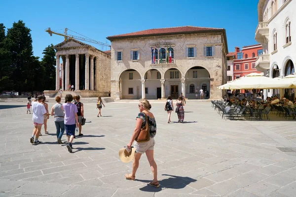 Pula Croácia Julho 2018 Turistas Praça Mercado Pula Croácia Fundo — Fotografia de Stock